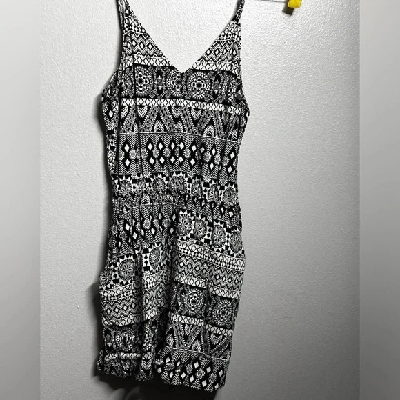 Divided By H&M Women Black/white Romper Shorts Size 2.‎ - Picture 2 of 11